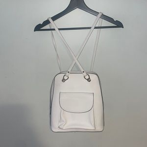White, leather purse. Medium size. It can also be worn as a trendy backpack.
